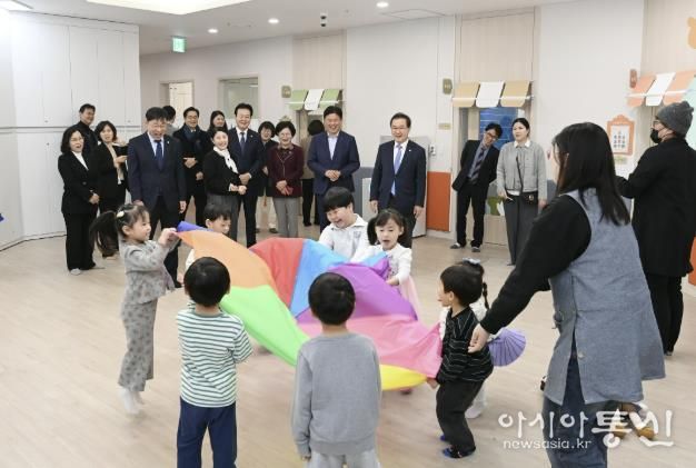 지난해 개소한 부천힐스테이트소사역 다함께돌봄센터에서 아이들이 놀이하고 있다.