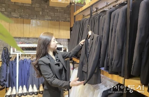 부천청년리더샵 직업상담사가 정장을 정리하고 있다.