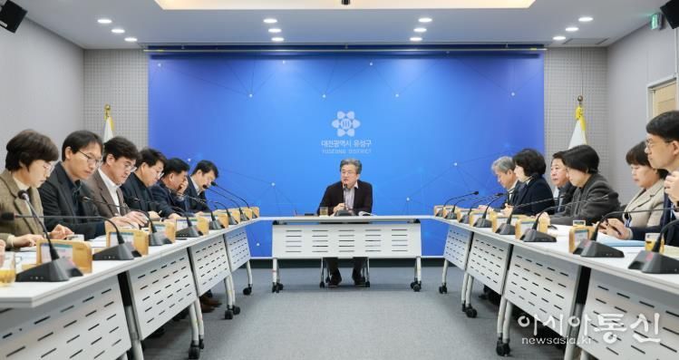 정용래 유성구청장이 26일 열린 간부회의를 주재하고 있다.