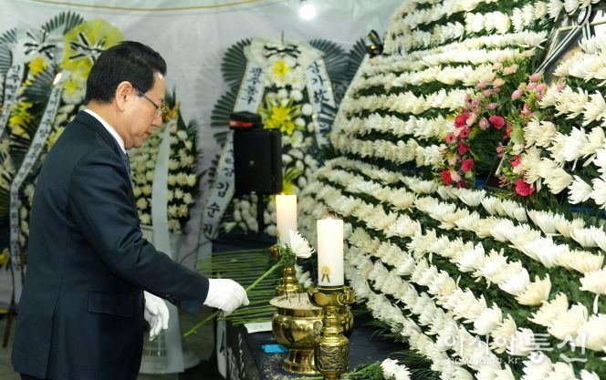 김영록 전라남도지사가 28일 광주 5·18 민주광장에 마련된 고 이해찬 민주평통자문회의 수석부의장 분향소를 방문해 조문하고 있다.