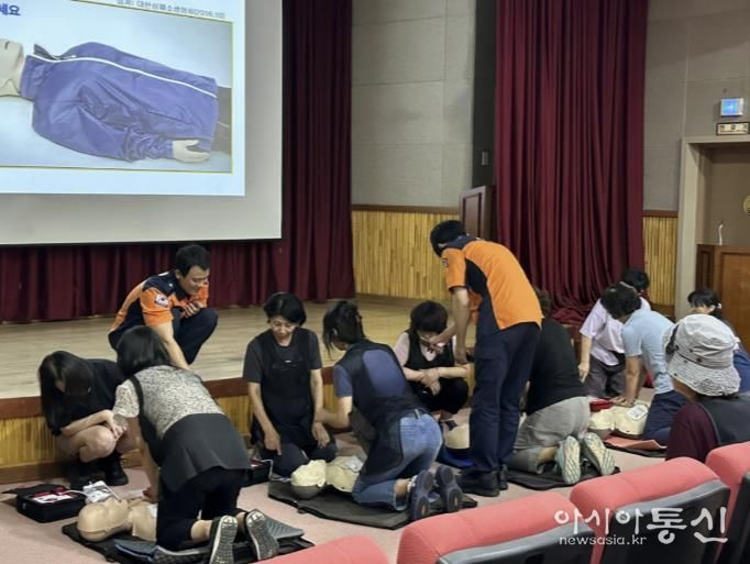 시민 대상으로 진행한 심폐소생술(CPR) 교육
