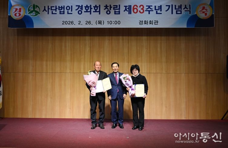 1. 성낙인 군수가 표창장을 받은 분들과 기념촬영을 하고 있다.