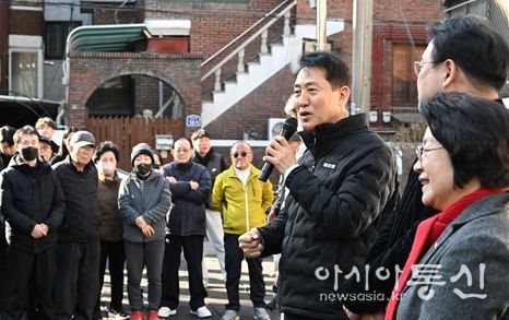 송파구 풍납동 모아타운 사업지를 찾은 오세훈 서울시장이 주민들과 대화를 나누고 있다.