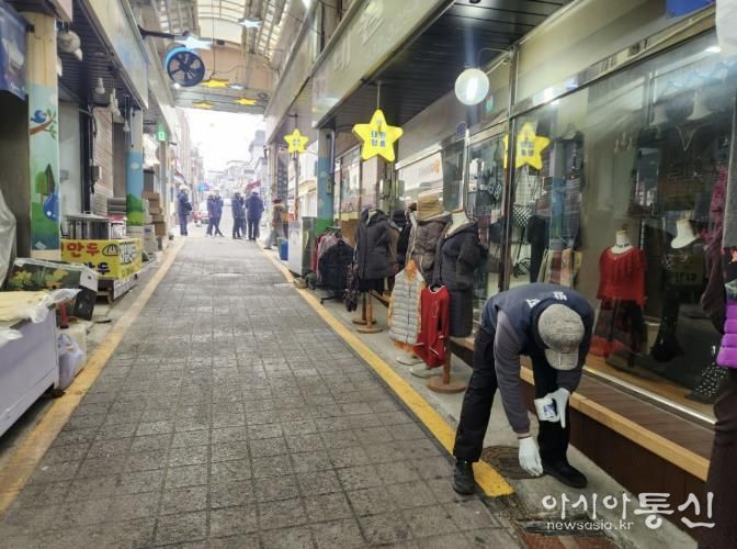 연천군보건의료원, “말라리아, 유충부터 잡는다”… 해빙기 유충구제 실시