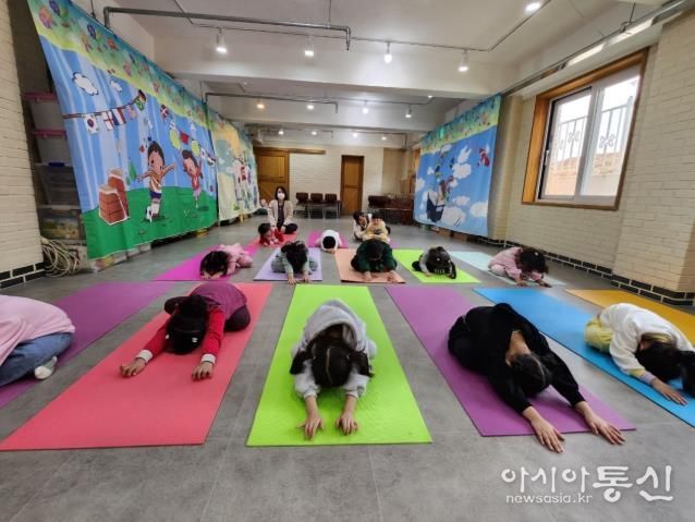 밀양요가 아카데미에 참여한 어린이들이 집중하여 요가 자세를 따라하고 있다.