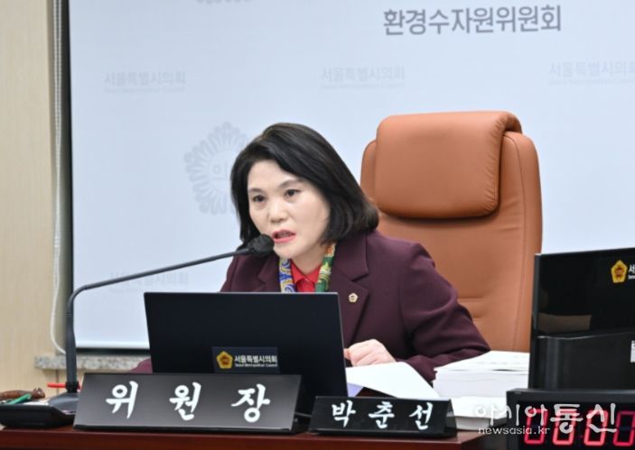 상임위 회의에서 발언하는 박춘선 부위원장