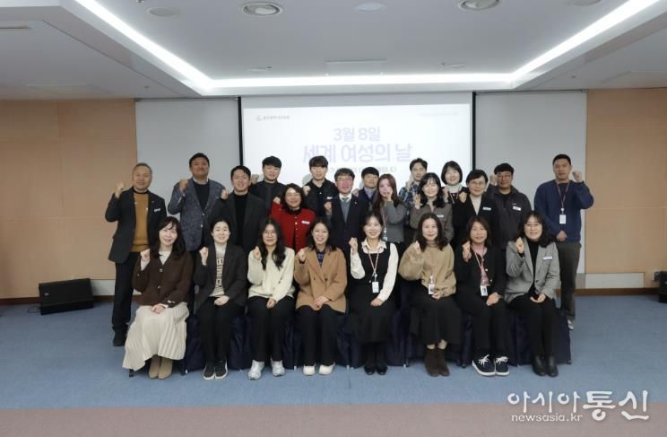 천창수 교육감이 5일 집현실에서 열린 세계 여성의 날 기념행사에 참석해 직원들과 기념사진을 찍고있다