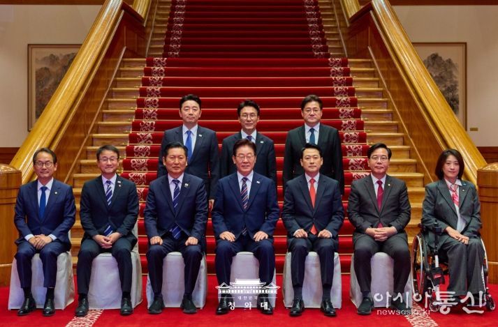 이재명 대통령이 4월 7일 청와대에서 여·야·정 민생경제 협의체 회담에 앞서 참석자들과 기념촬영하고 있다.
<p> </p>
<p>(청와대)